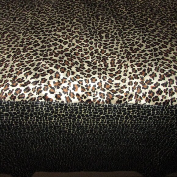 Textured Animal Print Bedspread Coverlet + Accent Pillow Cover - King Size - Picture 9 of 15